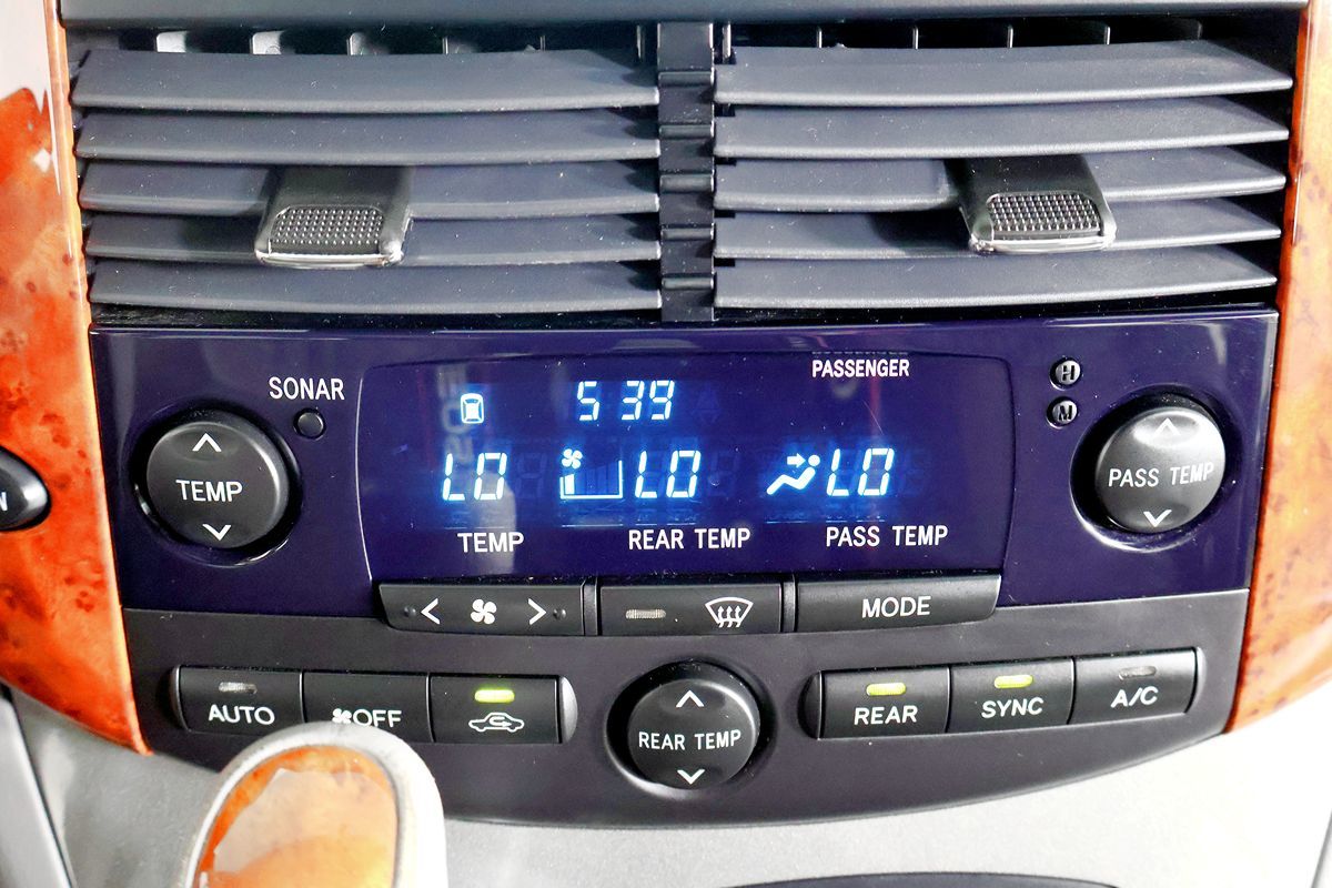 2010 Toyota Sienna XLE Limited photo 35