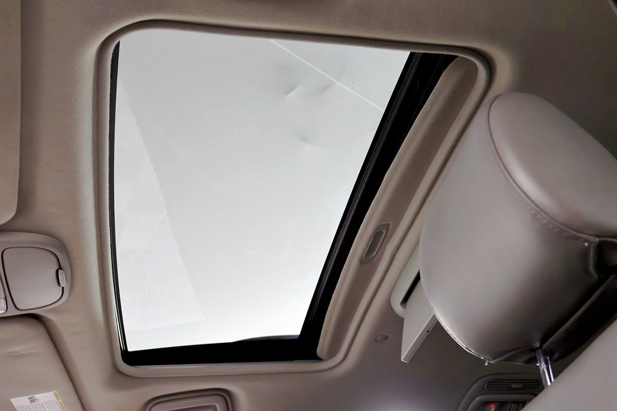 2010 Toyota Sienna XLE Limited photo 40