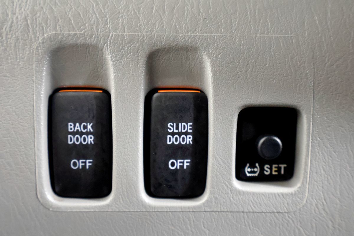2010 Toyota Sienna XLE Limited photo 43