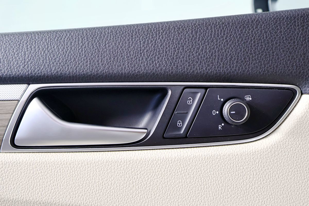 2016 Volkswagen Passat TDI SE photo 13