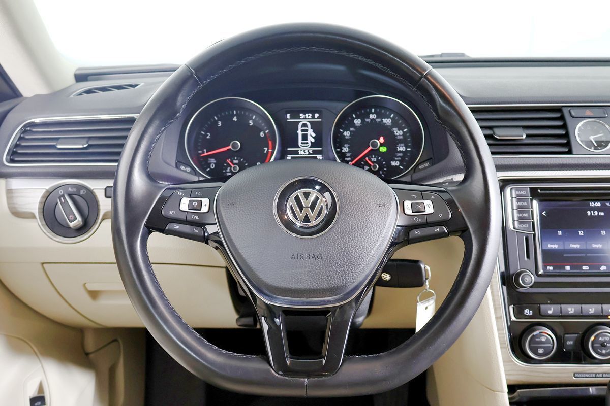 2016 Volkswagen Passat TDI SE photo 28