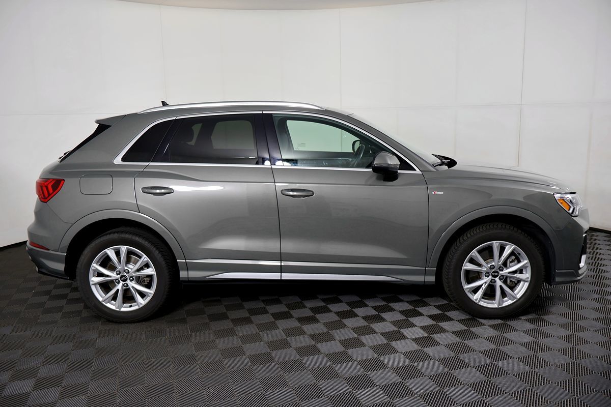 2022 Audi Q3 S line Premium Plus 45 TFSI photo 2