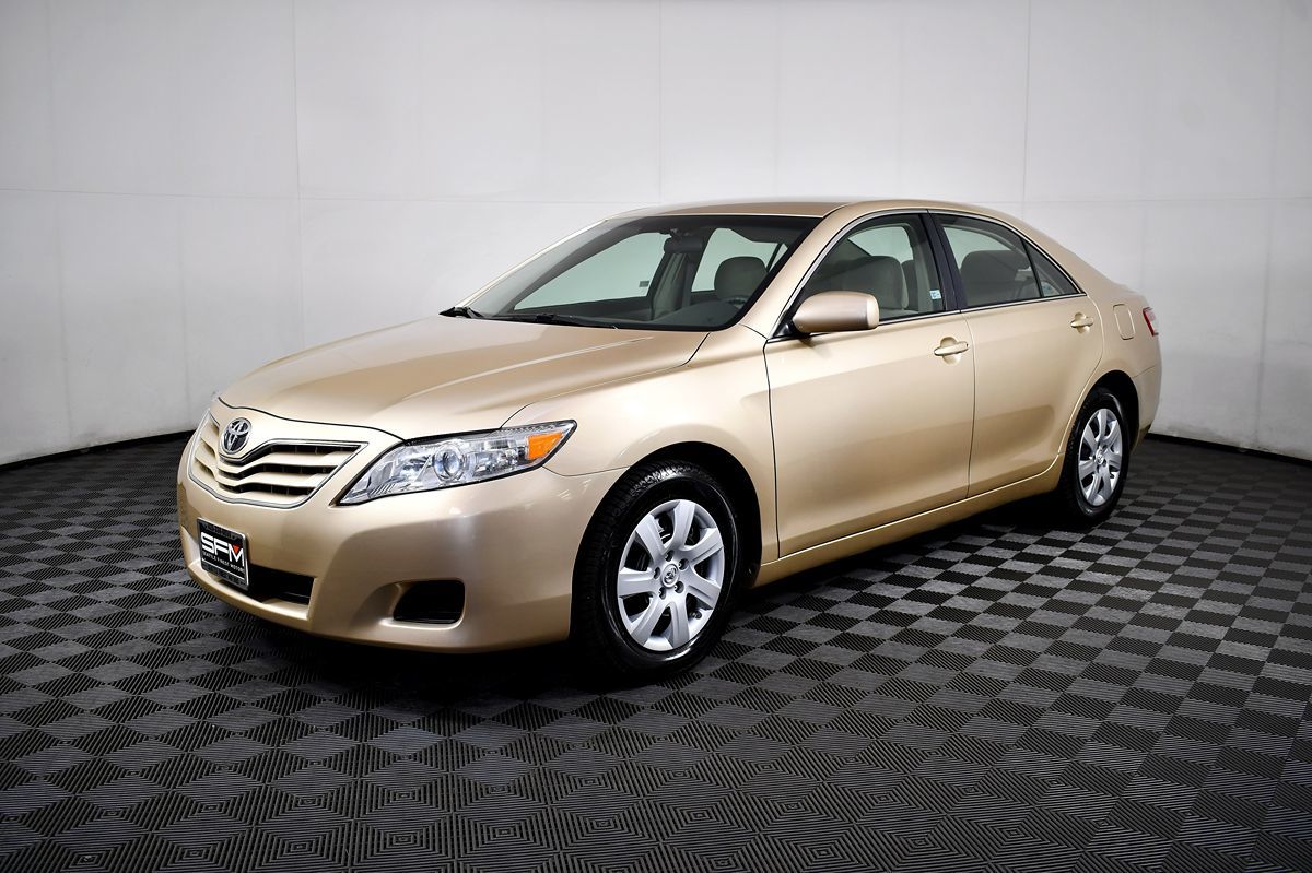 2010 Toyota Camry LE photo 2