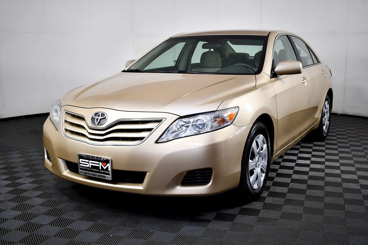 2010 Toyota Camry LE photo 3