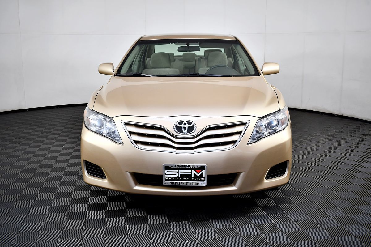 2010 Toyota Camry LE photo 4