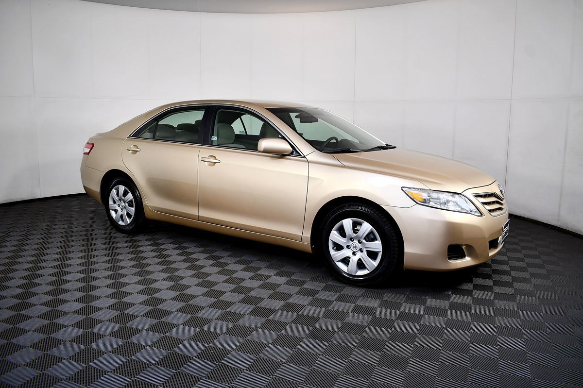 2010 Toyota Camry LE photo 6