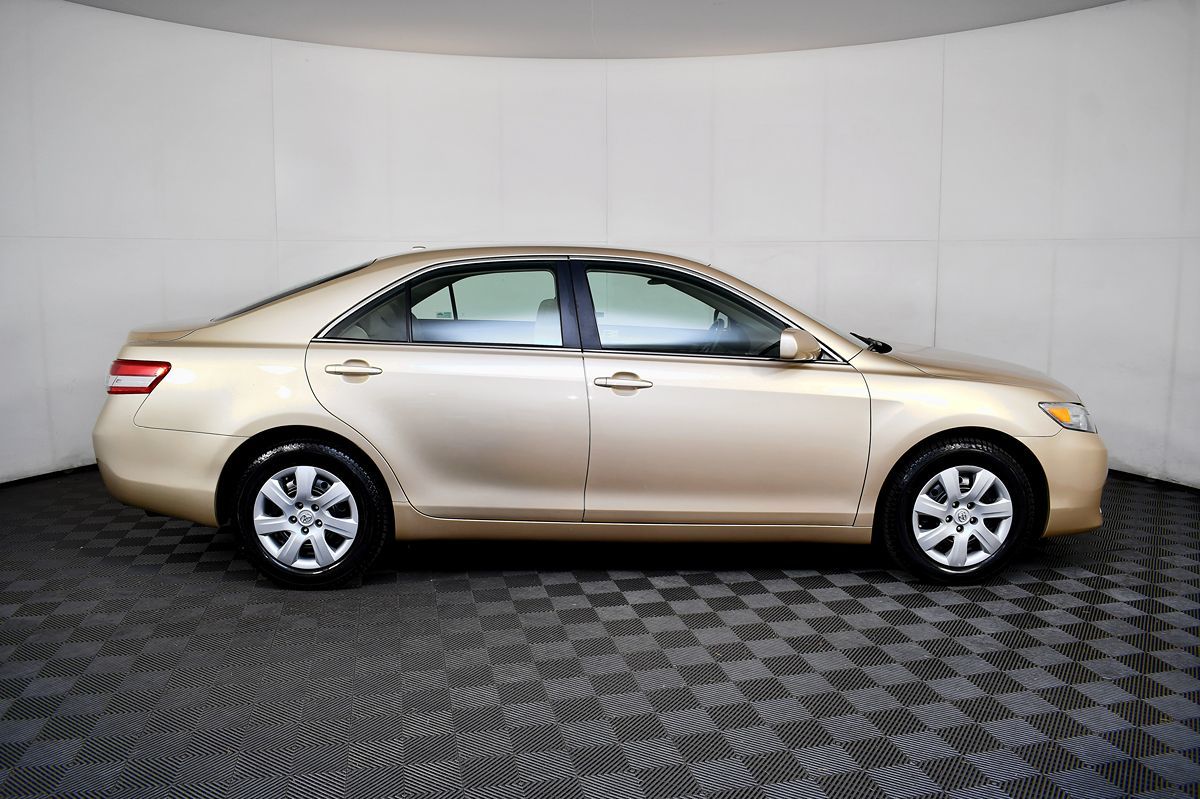 2010 Toyota Camry LE photo 7