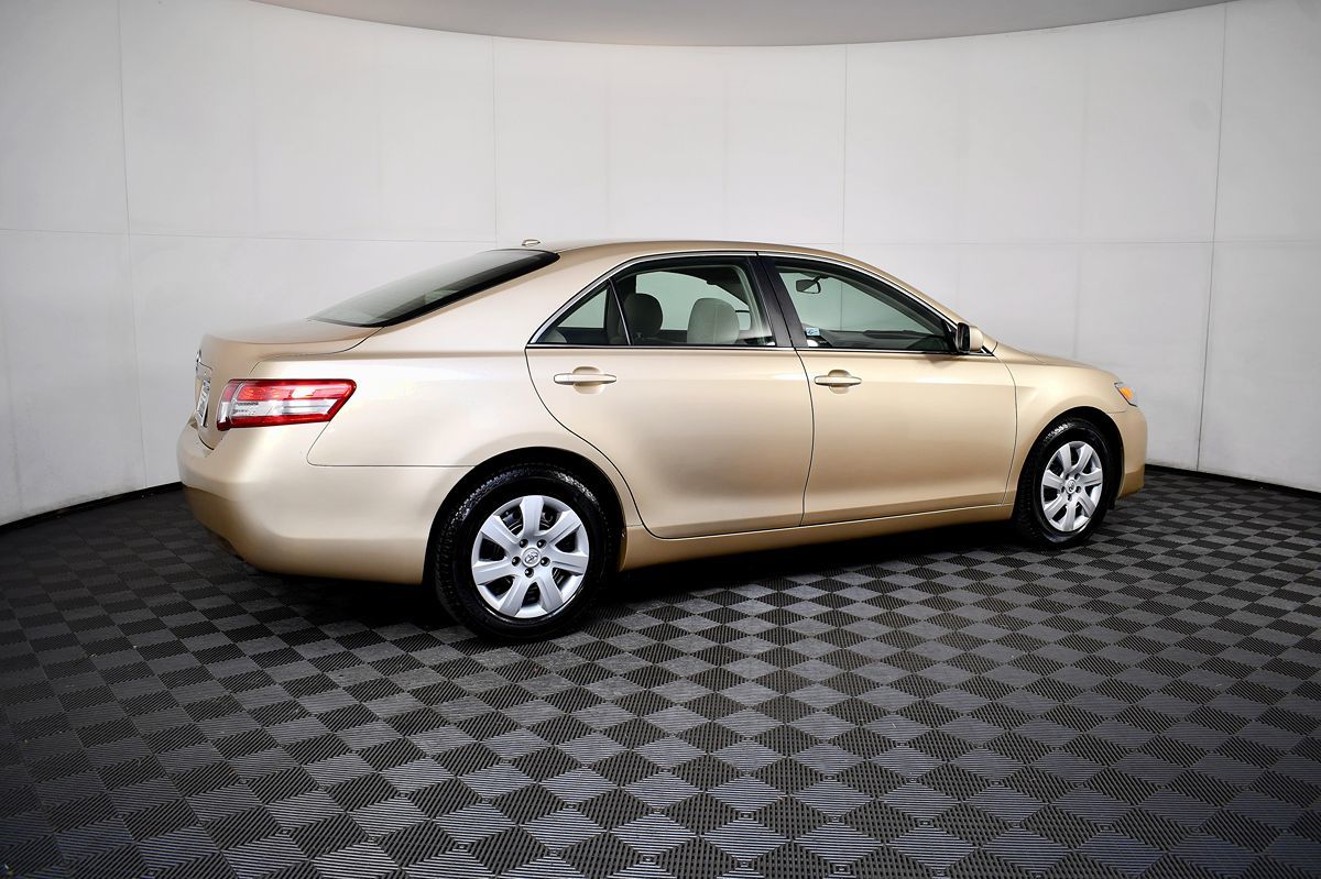 2010 Toyota Camry LE photo 8