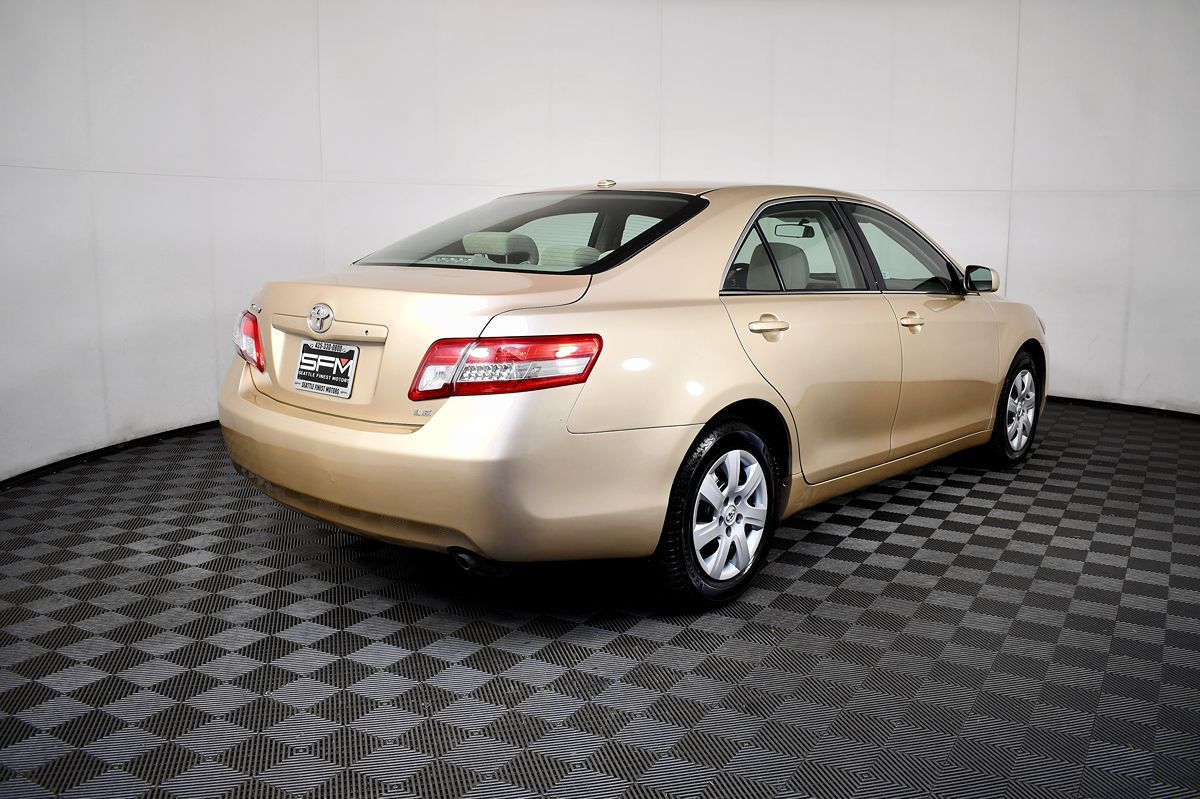 2010 Toyota Camry LE photo 9