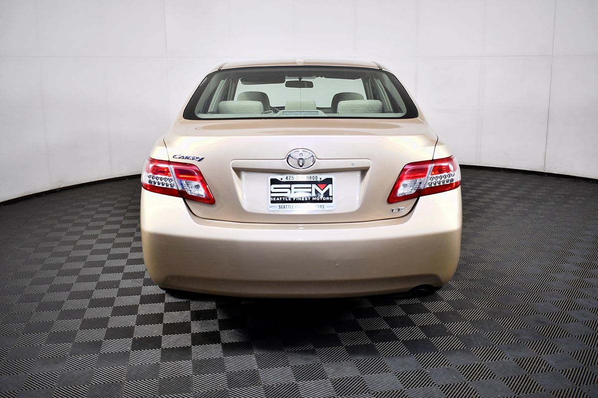 2010 Toyota Camry LE photo 10