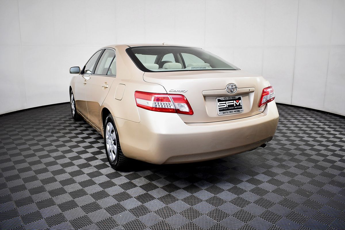 2010 Toyota Camry LE photo 11