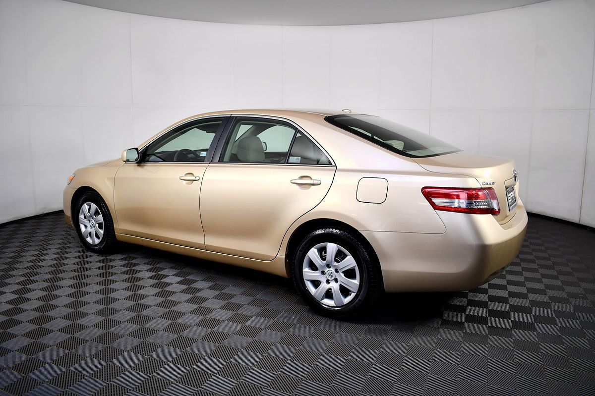 2010 Toyota Camry LE photo 12