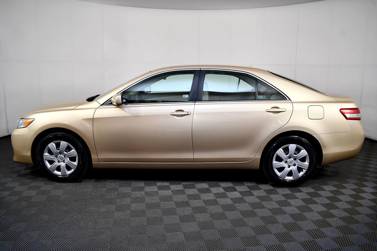 2010 Toyota Camry LE photo 13