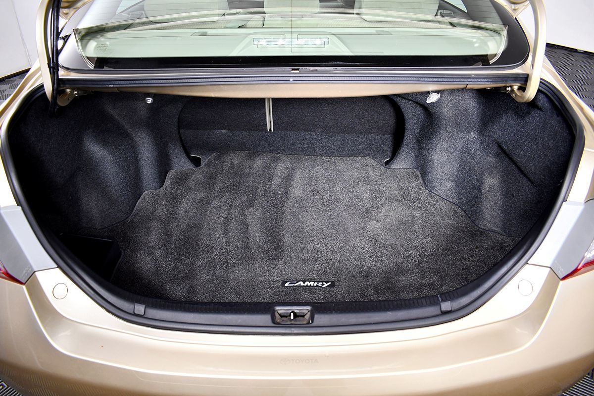 2010 Toyota Camry LE photo 38