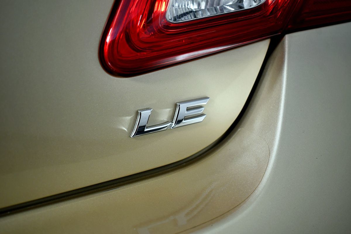 2010 Toyota Camry LE photo 14