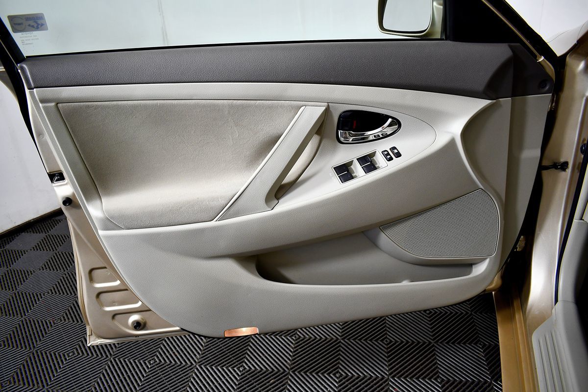 2010 Toyota Camry LE photo 15