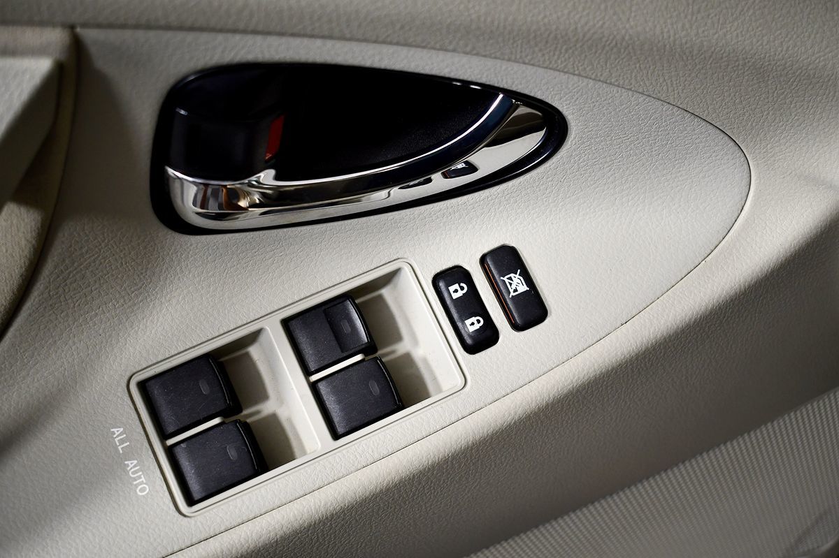 2010 Toyota Camry LE photo 16