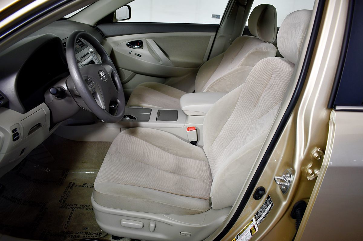 2010 Toyota Camry LE photo 17
