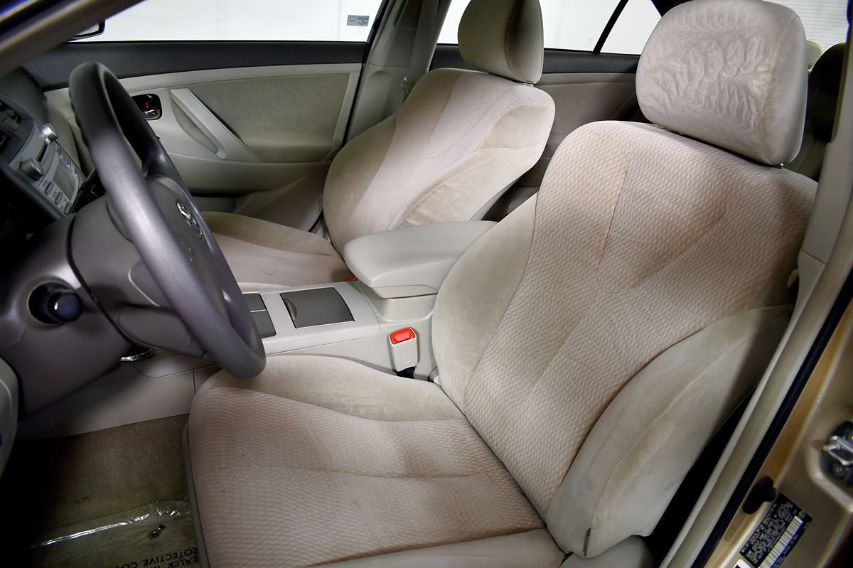 2010 Toyota Camry LE photo 19