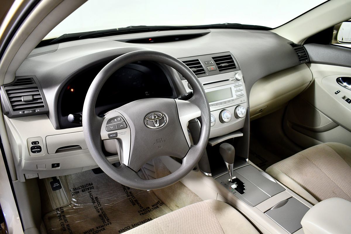 2010 Toyota Camry LE photo 20