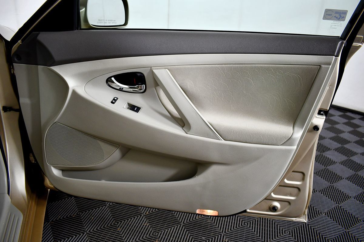 2010 Toyota Camry LE photo 30