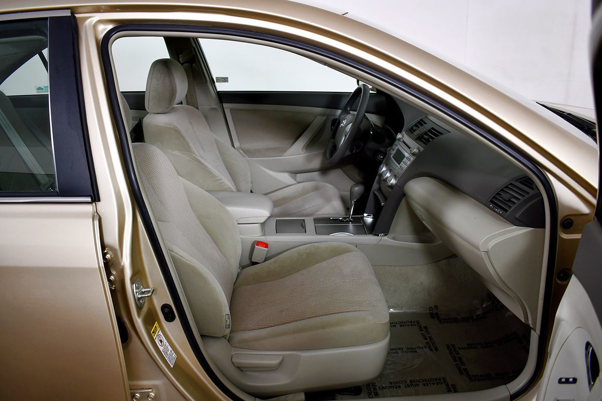 2010 Toyota Camry LE photo 31