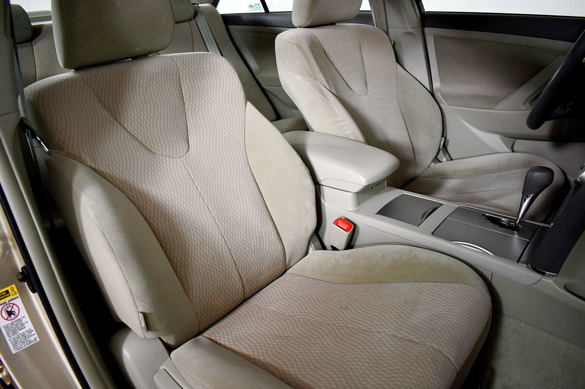 2010 Toyota Camry LE photo 32