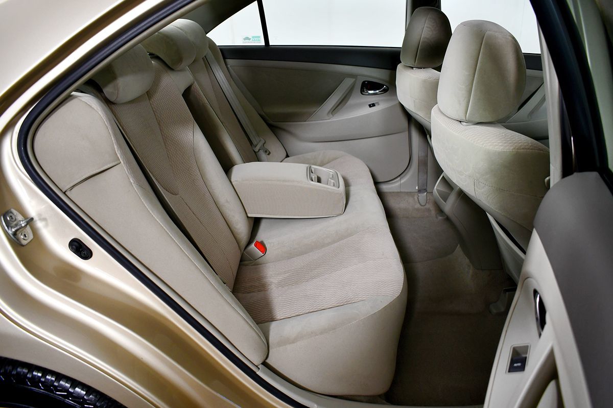 2010 Toyota Camry LE photo 33