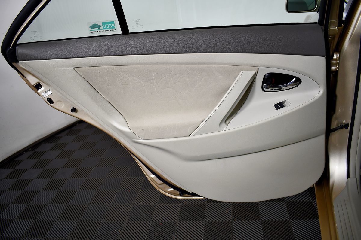 2010 Toyota Camry LE photo 35