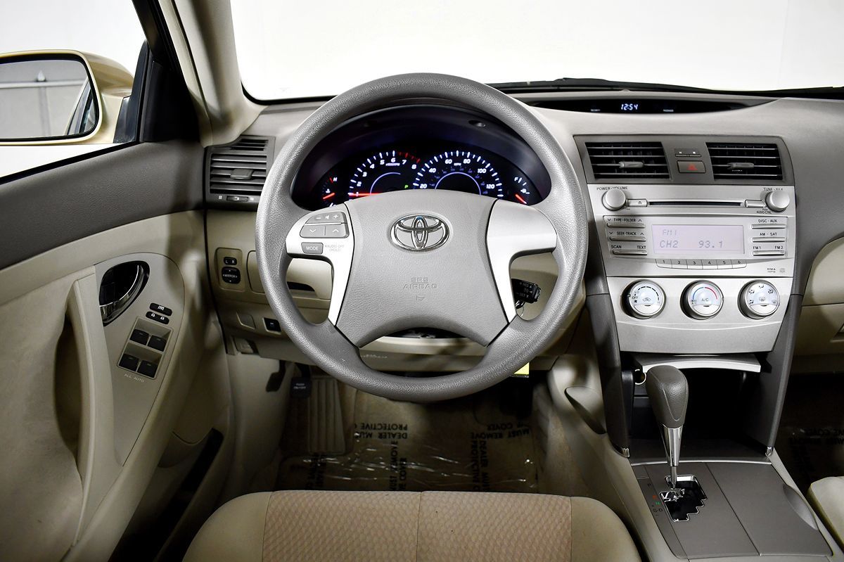 2010 Toyota Camry LE photo 22