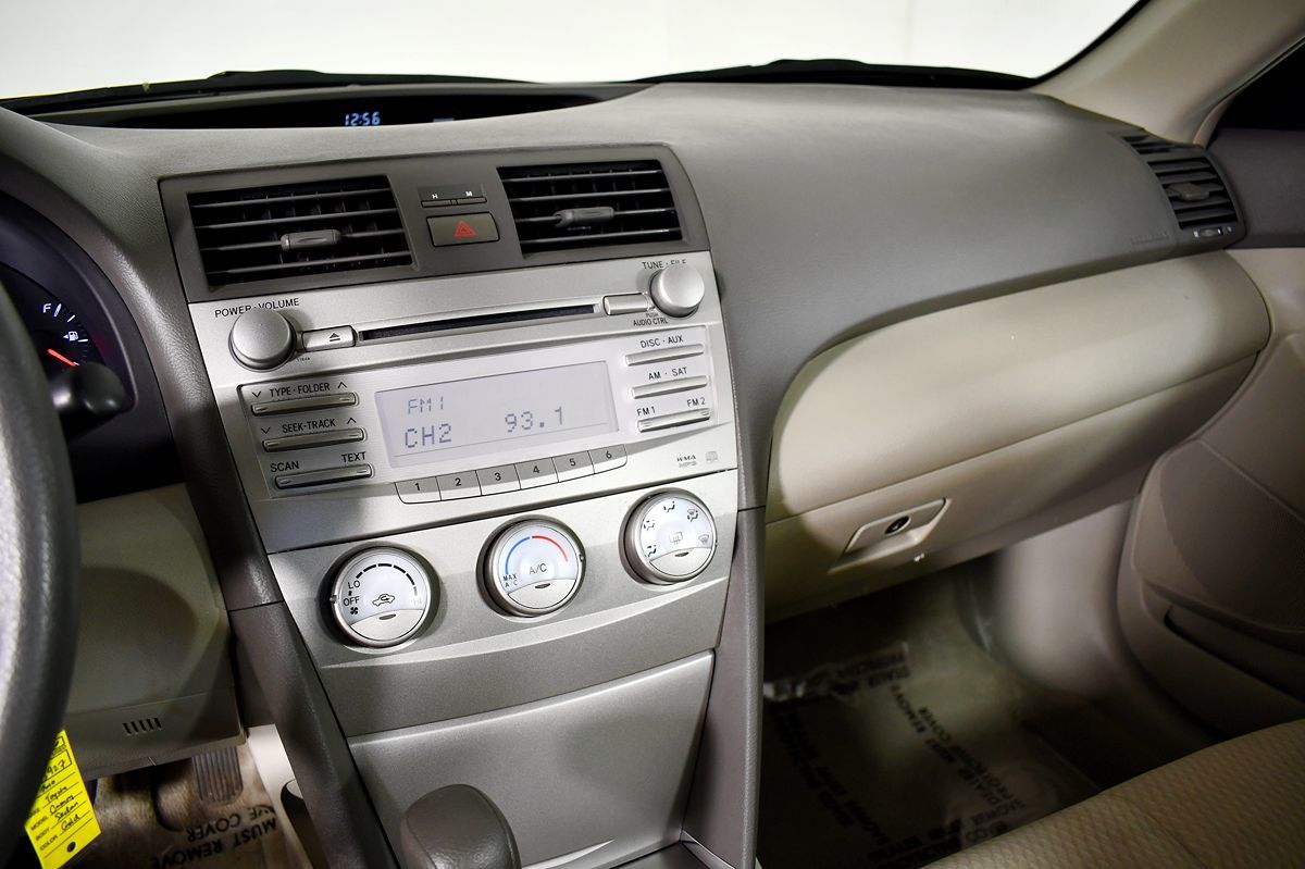 2010 Toyota Camry LE photo 25