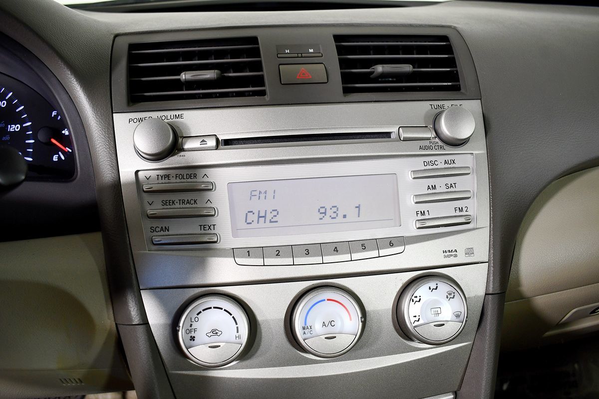 2010 Toyota Camry LE photo 26