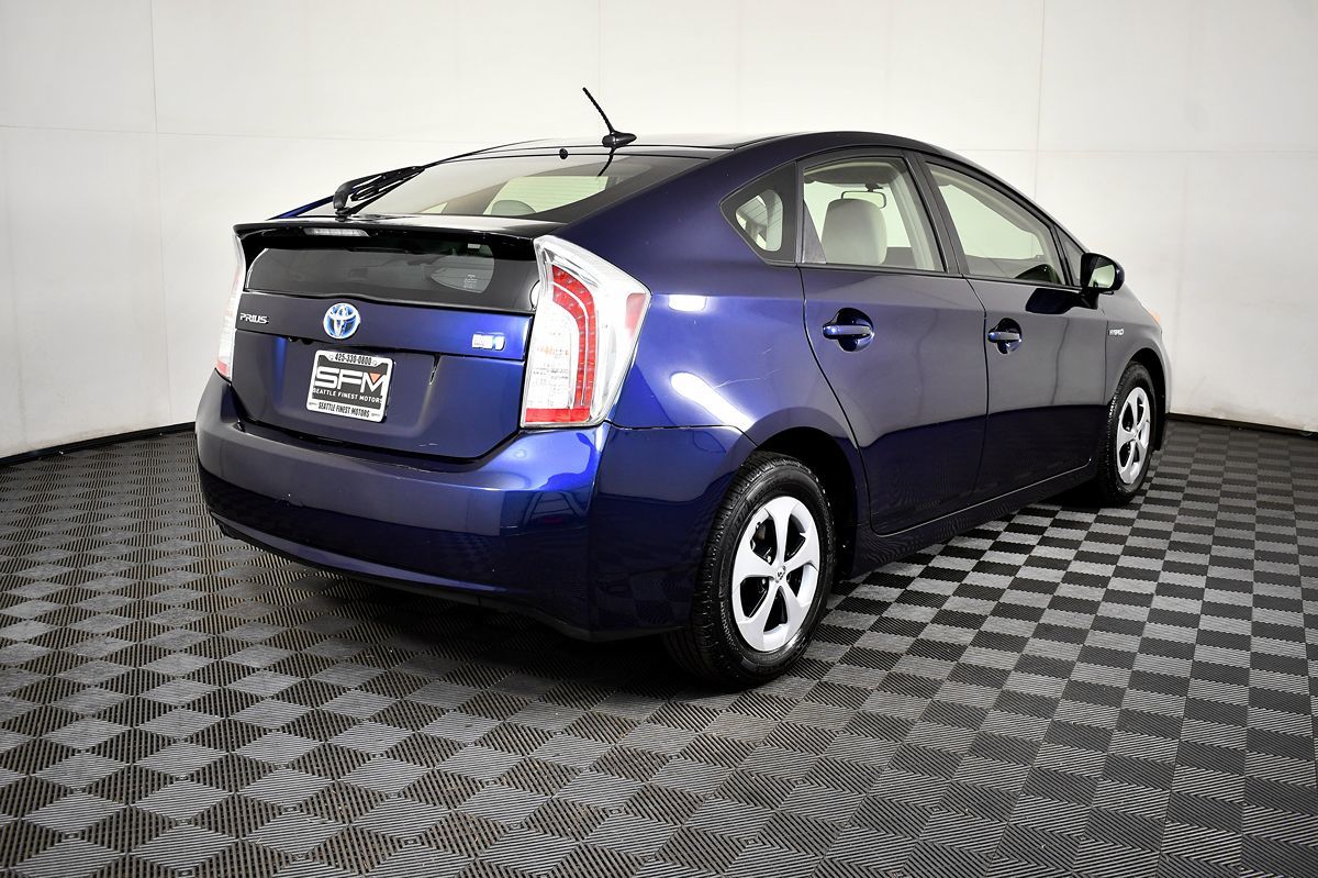 2014 Toyota Prius Two photo 9