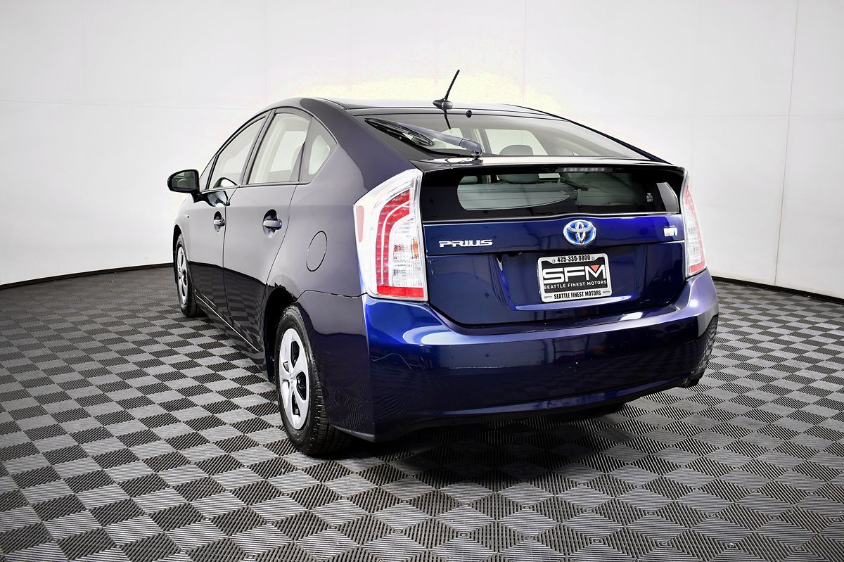2014 Toyota Prius Two photo 11