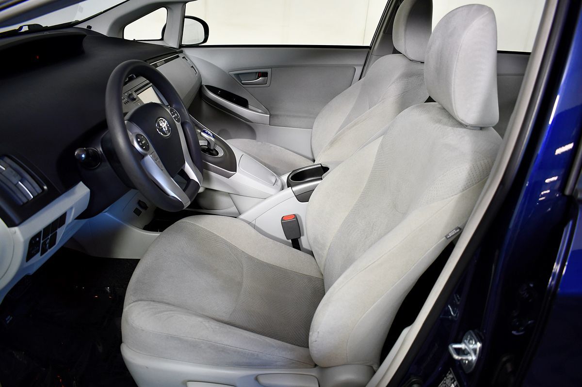 2014 Toyota Prius Two photo 17