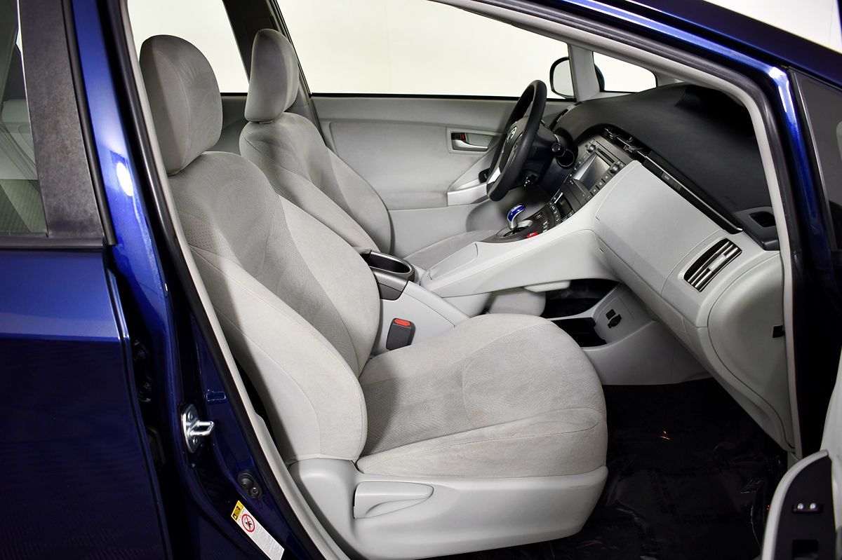 2014 Toyota Prius Two photo 35