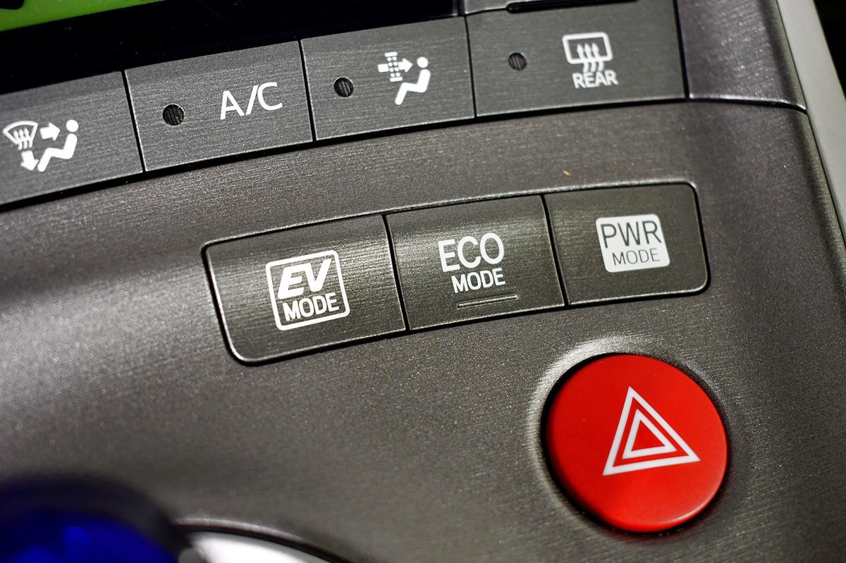 2014 Toyota Prius Two photo 32