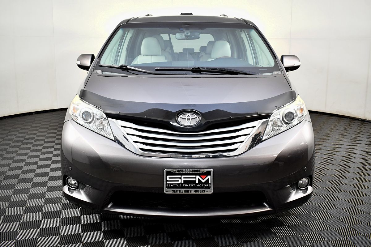 2014 Toyota Sienna XLE photo 3