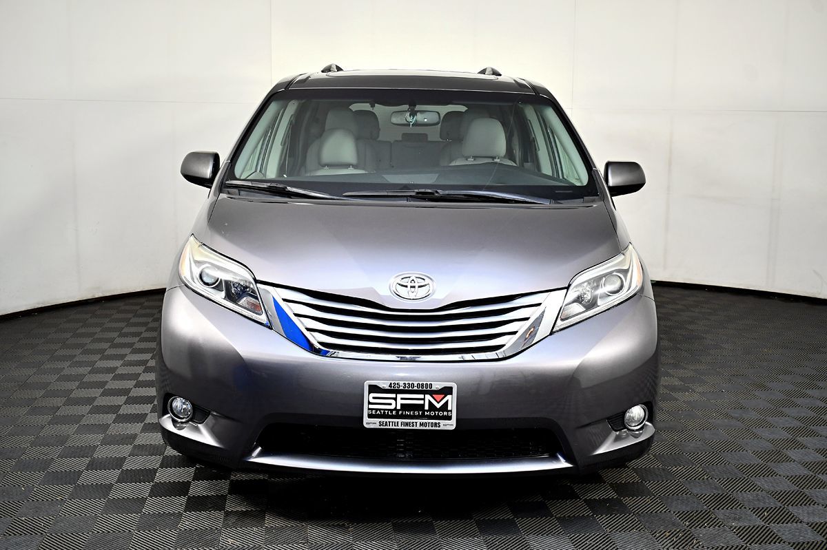 2015 Toyota Sienna XLE photo 3