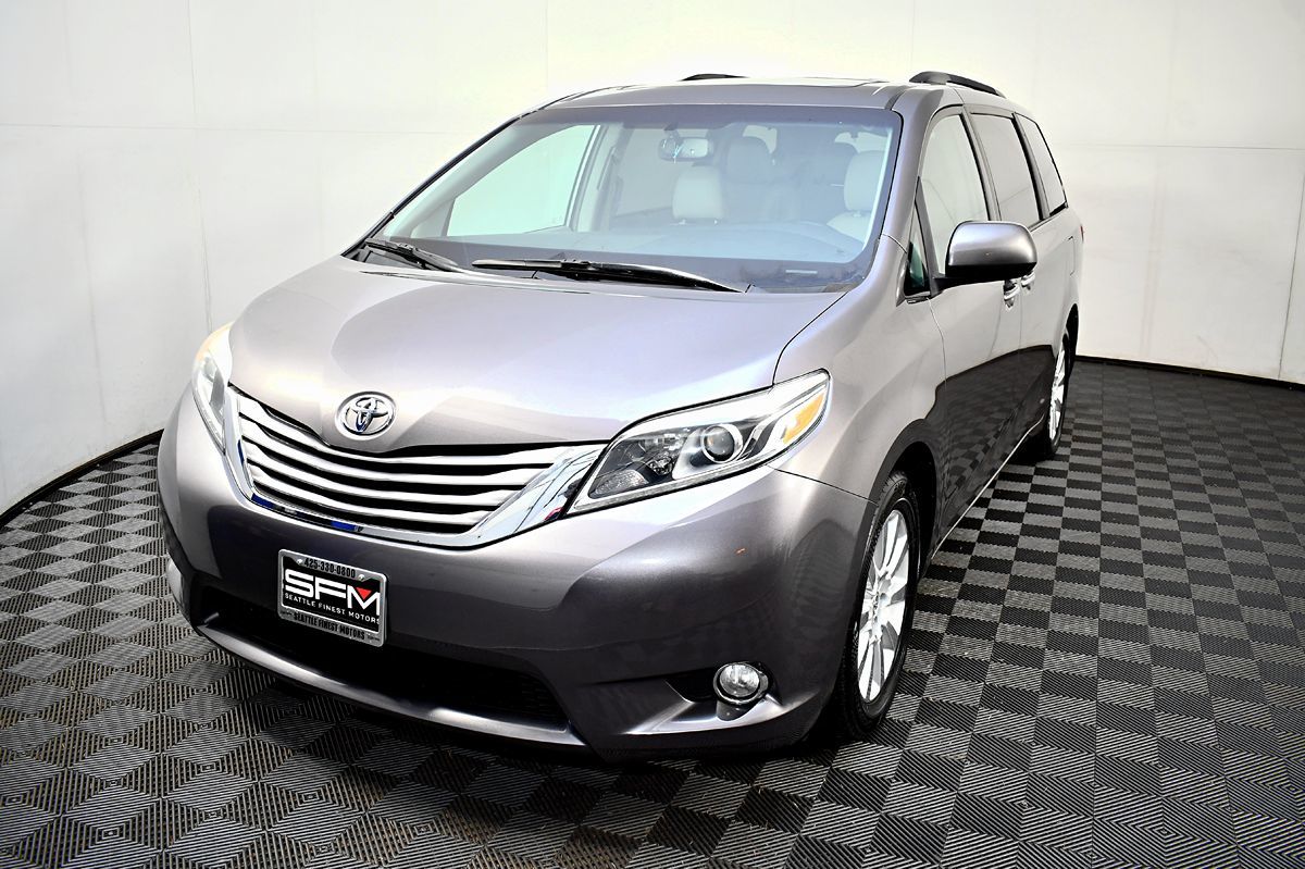 2015 Toyota Sienna XLE photo 2
