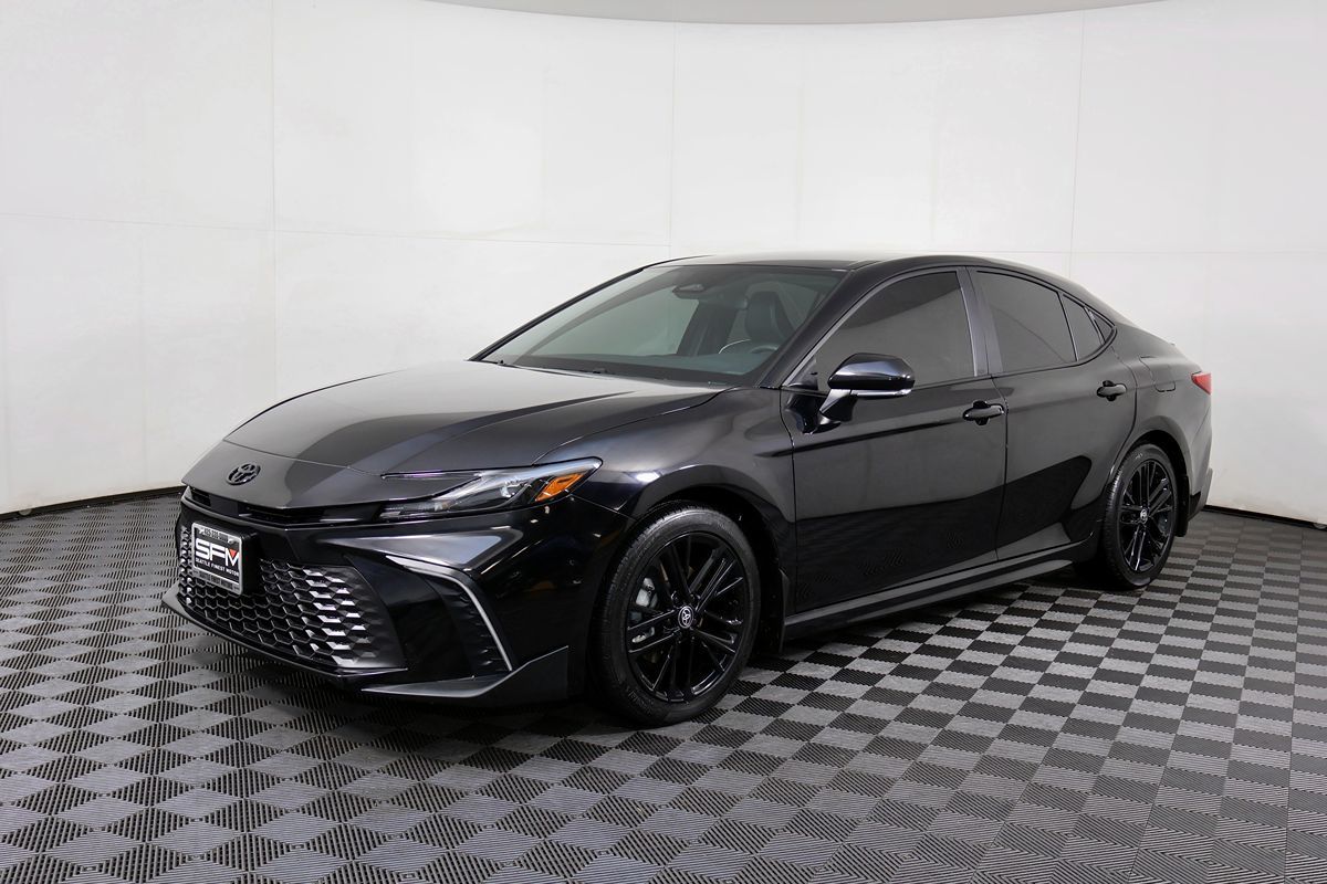 2025 Toyota Camry SE Hybrid photo 2