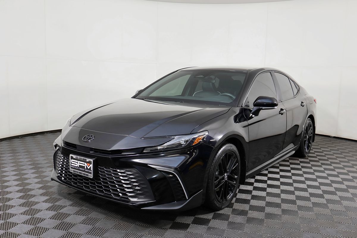 2025 Toyota Camry SE Hybrid photo 3