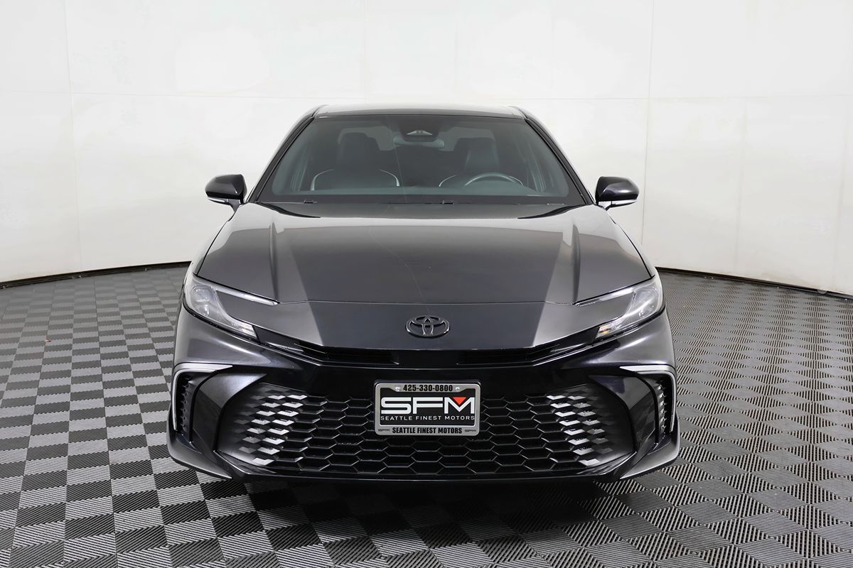 2025 Toyota Camry SE Hybrid photo 4