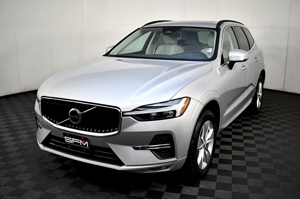 2022 Volvo XC60 Momentum photo 2