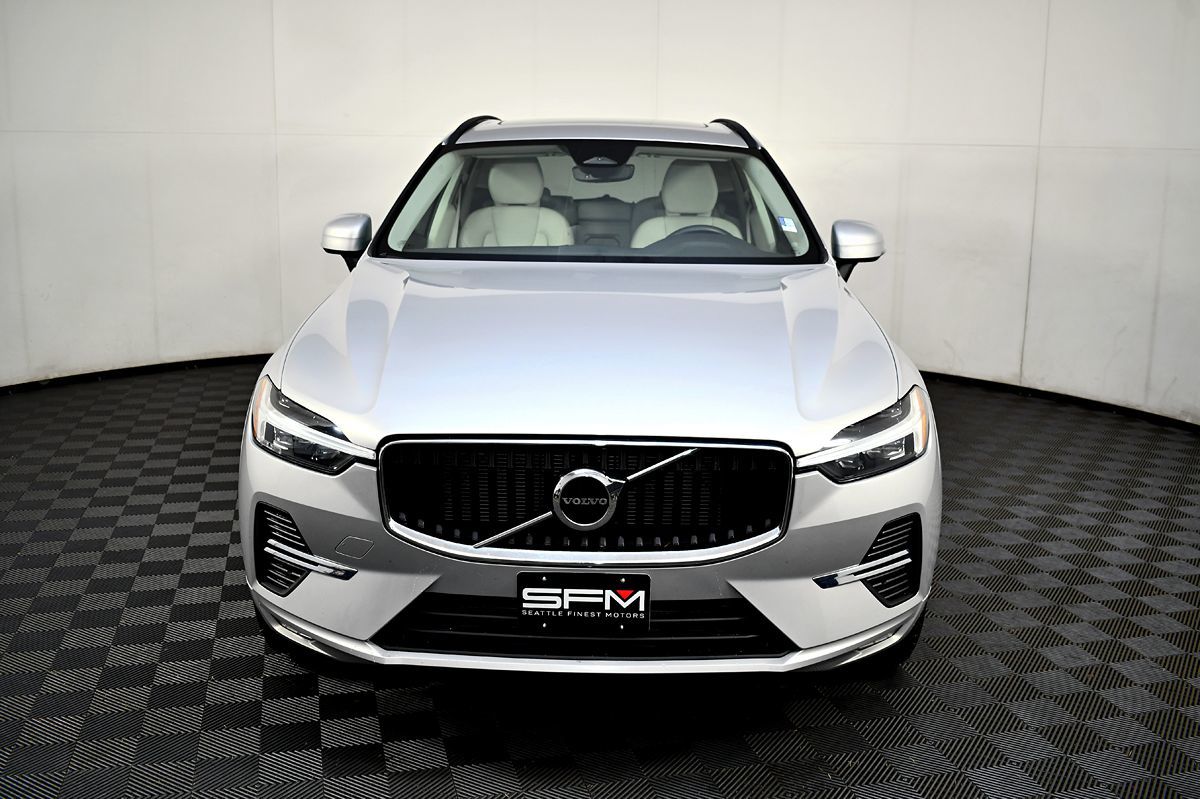 2022 Volvo XC60 Momentum photo 3