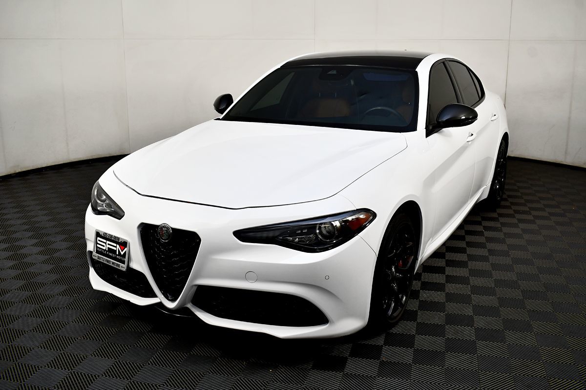 2020 Alfa Romeo Giulia Sport photo 2