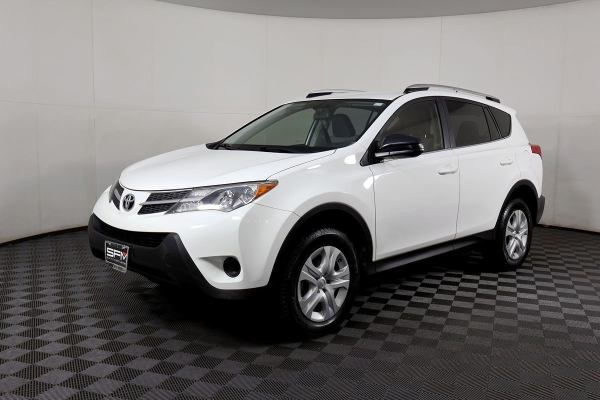 2015 Toyota RAV4 LE photo 2
