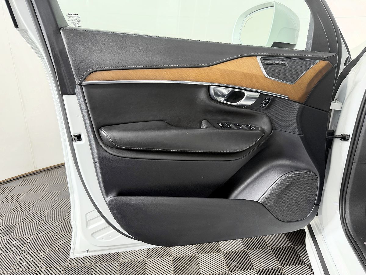 Volvo XC90 photo 26