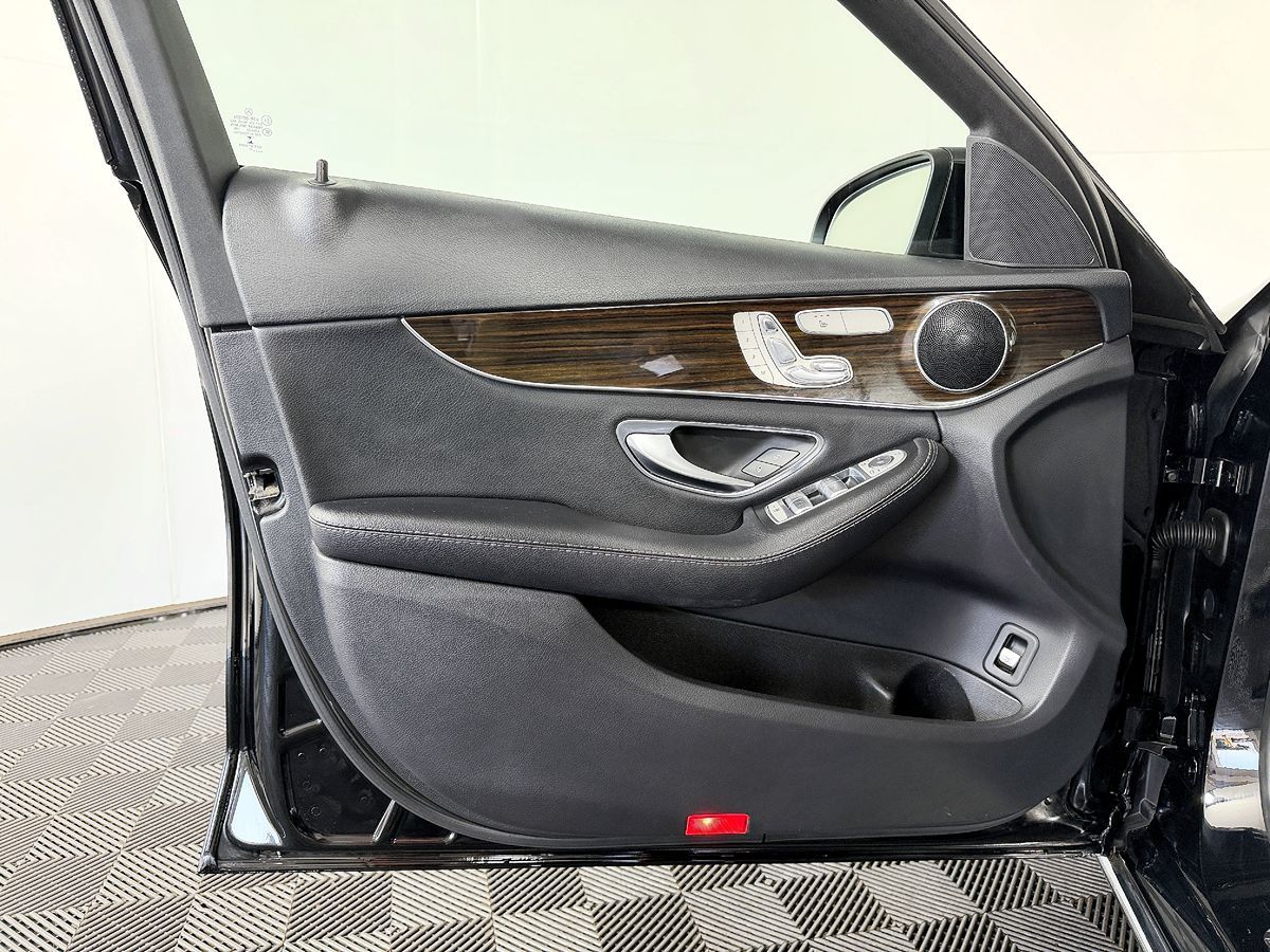 Mercedes-Benz C300 photo 28
