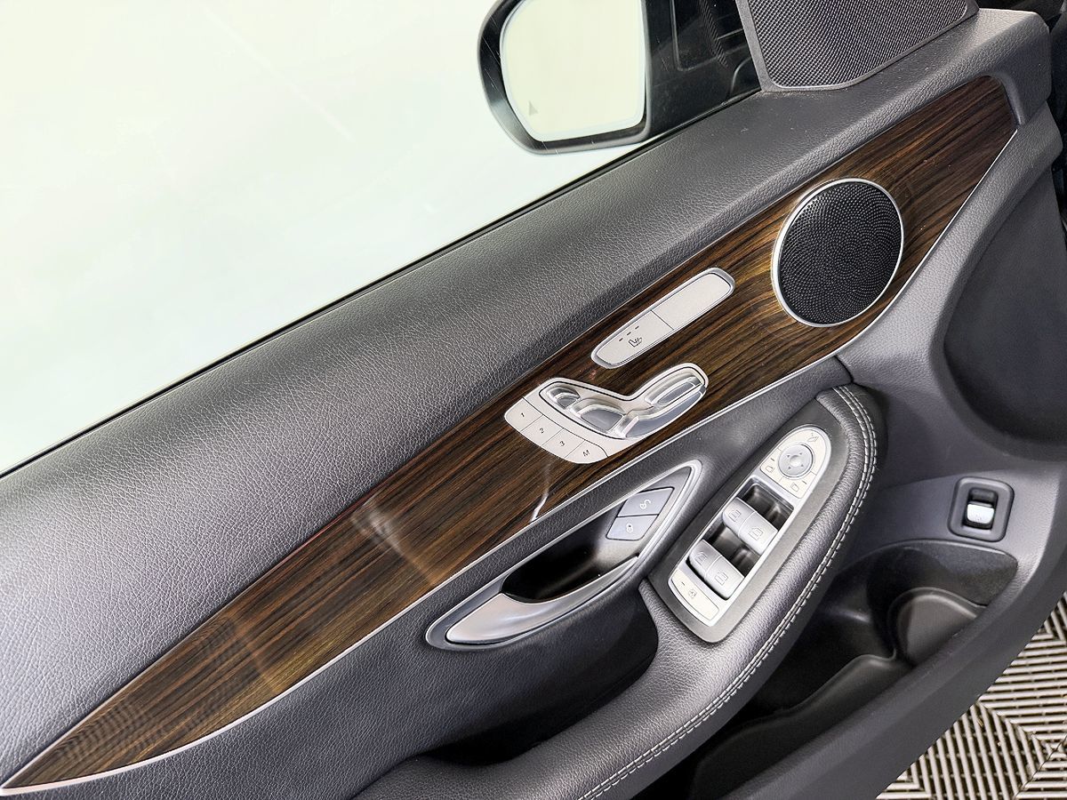 Mercedes-Benz C300 photo 29